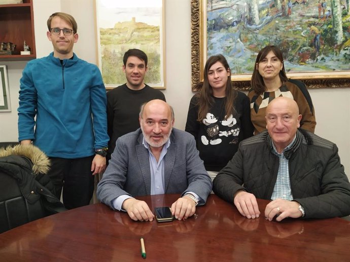 El Centro Especial de Empleo ADIBIL firma con el alcalde de Calatayud (Zaragoza) el contrato de zonas verdes.