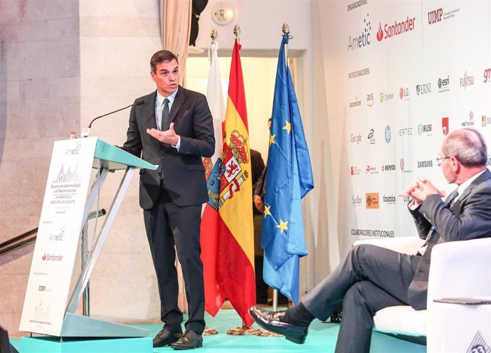 El presidente del Gobierno en funciones, Pedro Sánchez, y el presidente de Ametic, Pedro Mier, en la clausura el 33 Encuentro de la Economía Digital y las Telecomunicaciones de Ametic.