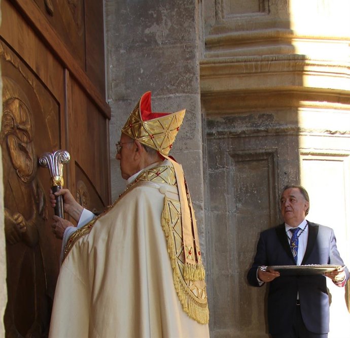 El cardenal Ricardo Blázquez encargado de dar el primer golpe en la Puerta del Perdón en la apertura el 26 de abril del Año Jubilar Calceatense