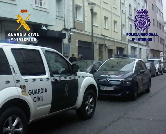 Vehículos de Policía Nacional y Guardia Civil - Archivo