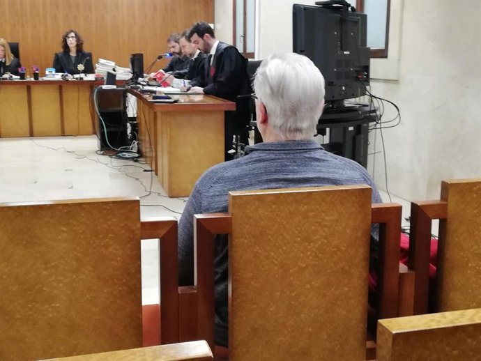 El acusado de abusar sexualmente de la hija de su expareja en Palma, en la Audiencia Provincial.