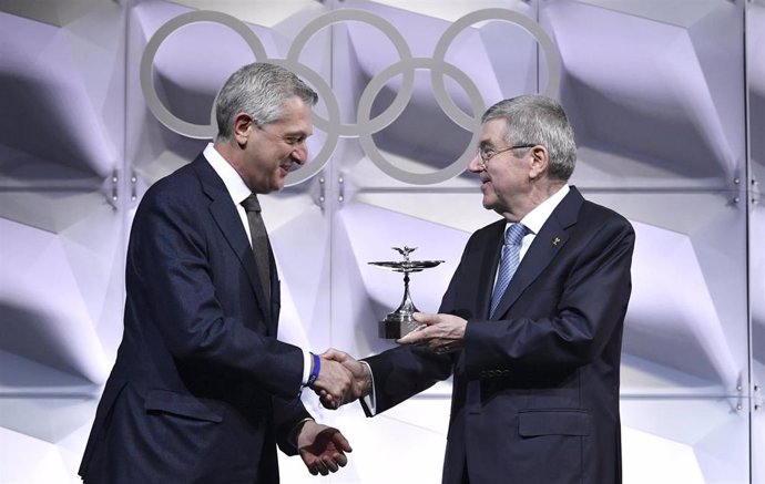 Thomas Bach hace entrega de la Copa Olímpica 2019 a Filippo Grandi, Alto Comisionado de las Naciones Unidas para los Refugiados