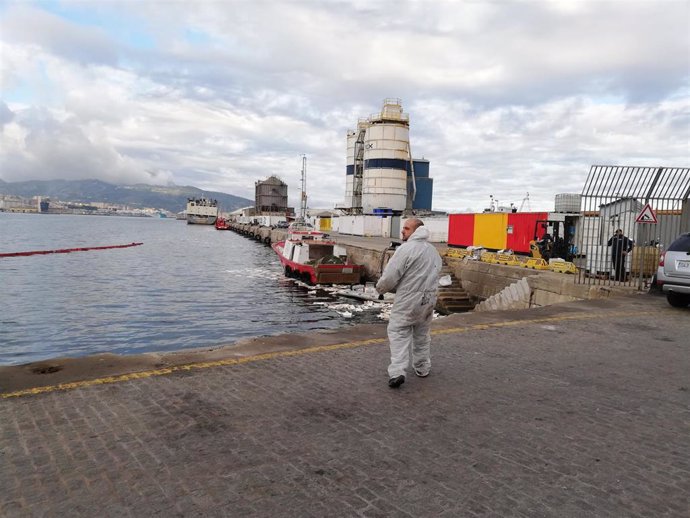 Vertido de fuel en el Puerto de Ceuta
