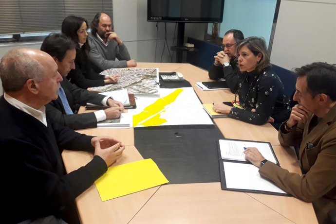 La presidenta de la Confederación del Ebro, María Dolores Pascua, con  el consejero de Obras Públicas, José Luis Gochicoa; la directora general de Obras Hidráulicas y Puertos, Sandra García, y el alcalde de Reinosa, José Miguel Barrio, en Zaragoza  