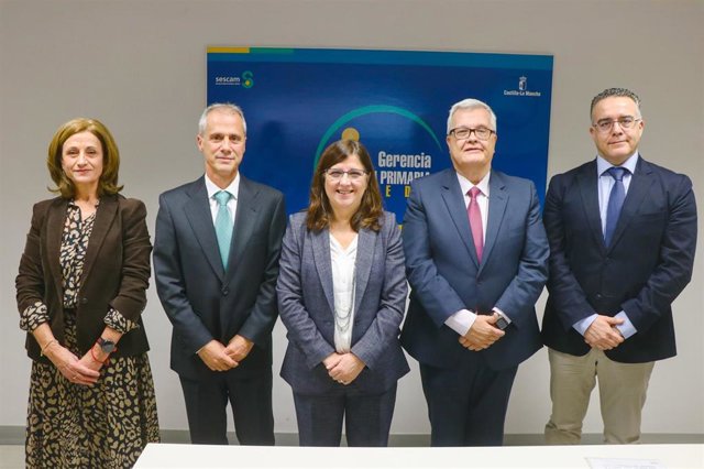 La directora del Sescam, Regina Leal, en la toma de posesión del nuevo responsable de la Gerencia de Atención Primaria de Toledo.