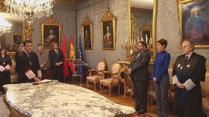 Toma de posesión de Hugo López (izquierda) como miembro del Consejo de Navarra ante el presidente del Parlamento foral, Unai Hualde, la presidenta del Gobierno de Navarra, María Chivite, y el presidente del Consejo de Navarra, Manuel Irujo