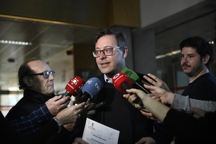 El portavoz del Partido Popular en la Asamblea de Madrid, Alfonso Serrano, explica a los medios la PNL que ha registrado el grupo parlamentario popular, en la Asamblea, en Madrid (España), a 10 de enero de 2020.