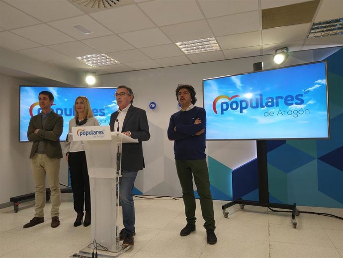 El presidente del PP Aragón con otros miembros del partido en la Comunidad autónoma.