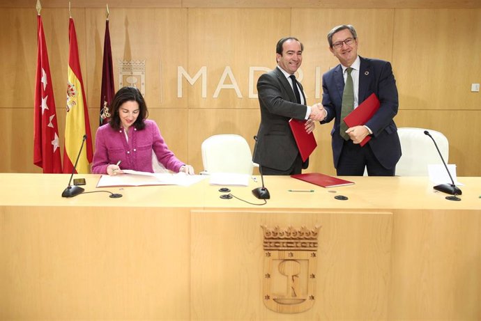 (I-D) La directora de Redes Eléctricas de la zona centro de UFD NATURGY, Mónica Puente; el delegado de Medio Ambiente y Movilidad de Madrid, Borja Carabante y el director de la Red Eléctrica Española para la región de Madrid, Efigenio Golvano se dan la 