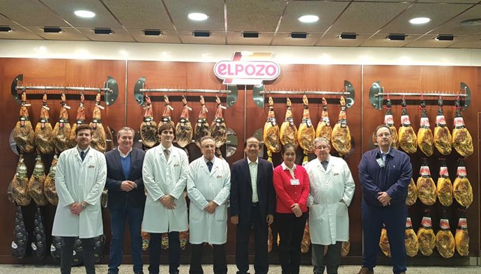 El embajador de Vietnam visita El Pozo Alimentación para estrechar lazos comerci