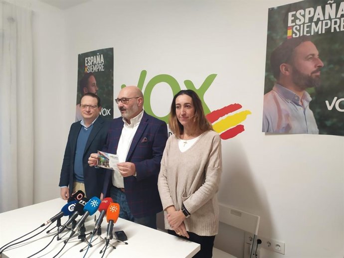 Alejandro Hernández con José Ramírez del Río y Paula Badanelli.