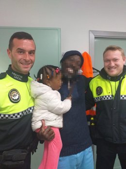 Policías locales auxilian a una niña de 2 años