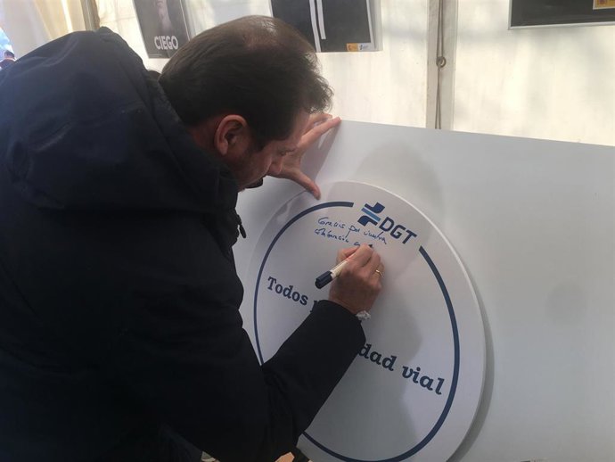 Óscar Puente firma en la carpa de la DGT en la concentración de Pingüinos.