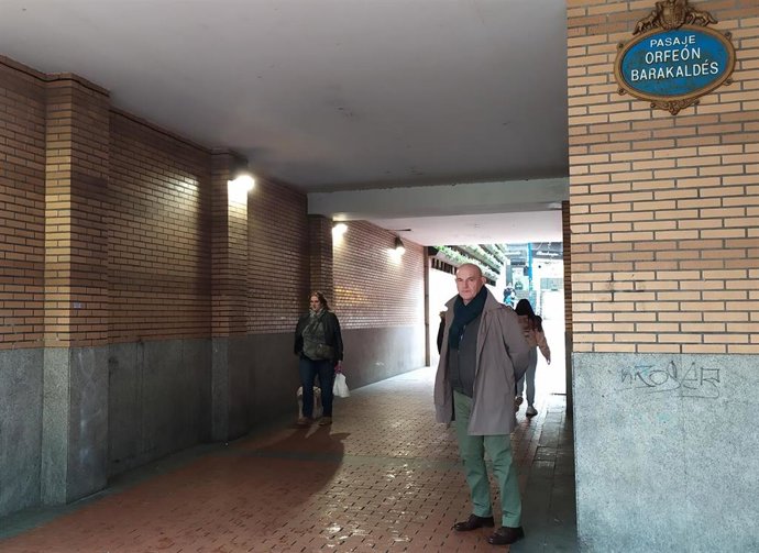 El concejal Ángel Madrazo en el pasadizo Orfeón Barakaldés.