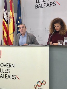 El vicepresidente y conseller de Transición Energética y Sectores Productivos, Juan Pedro Yllanes, con la portavoz del Govern, Pilar Costa, en rueda de prensa