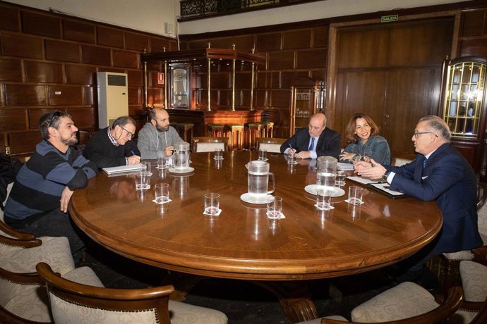 La concejal de Movilidad y Servicios Públicos del Ayuntamiento de Zaragoza, Natalia Chueca, se reúne con el comité de empresa de Parques y Jardines.