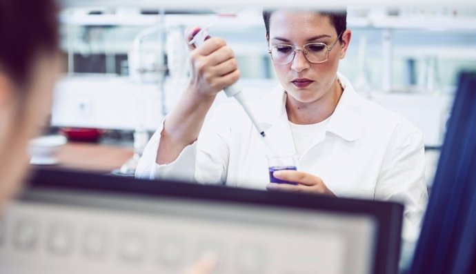 Investigadora en un laboratorio