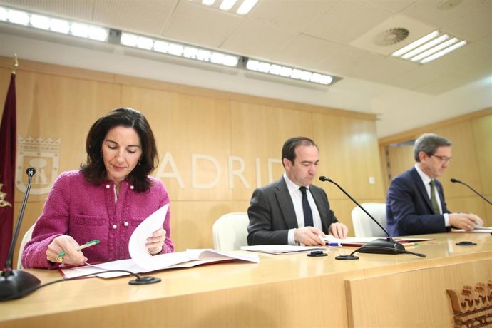 La directora de Redes Eléctricas de la zona centro de UFD NATURGY, Mónica Puente; el delegado de Medio Ambiente y Movilidad de Madrid, Borja Carabante y el director de la Red Eléctrica Española para la región de Madrid, Efigenio Golvano, firman convenio