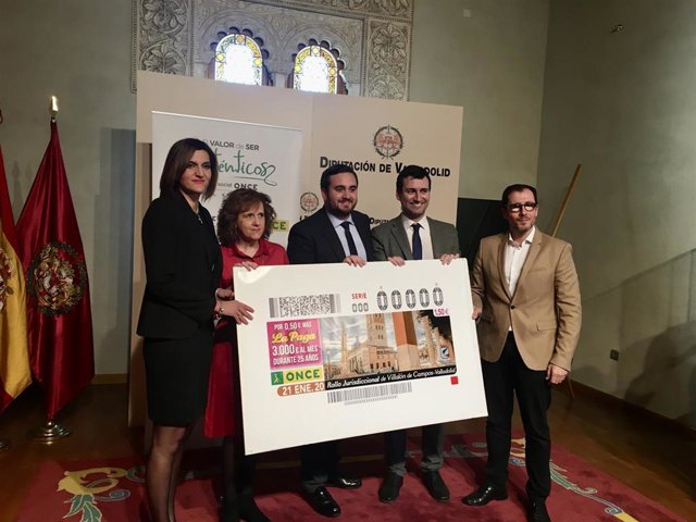 De izq. A dcha.: Responsable de turismo de Villalón, Rosa Ana Andrés; presidenta del Consejo Territorial Once, Rosa Rubio; alcalde de Villalón, José Ángel Alonso; diputado de Acción Social, David Esteban; y el delegado territorial de Once, Ismael Pérez