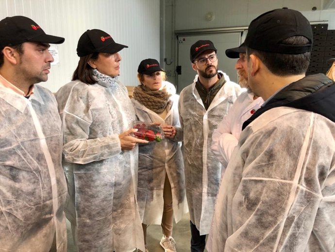 La secretaria general del PP-A, Loles López, visitando la planta de Perlahuelva Exportaciones Hortofrutículas de Rociana del Condado (Huelva)