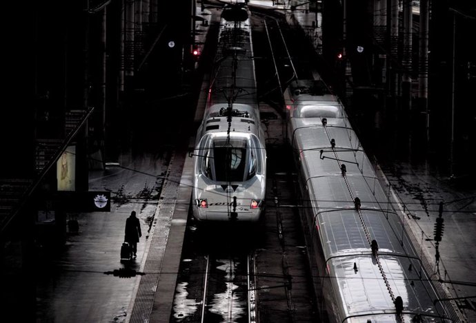 Dos trenes estacionados en la vía en una imagen de archivo
