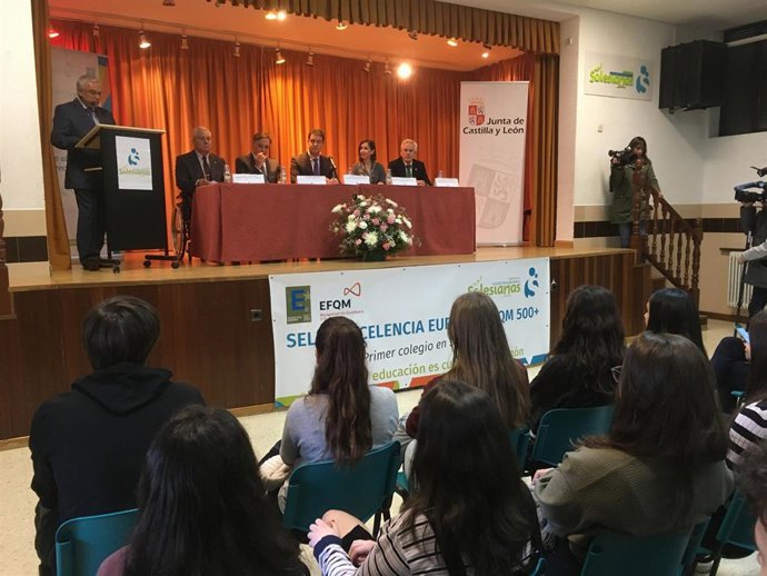 Un momento de la charla sobre terrorismo. En el centro de la Mesa presidencial el consejero de la Presidencia, Ángel Ibáñez.