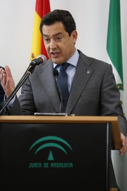 El presidente de la Junta de Andalucía, Juanma Moreno, en el acto de inauguración de el centro de salud Bola de Oro en Granada a 10 de enero de 2020