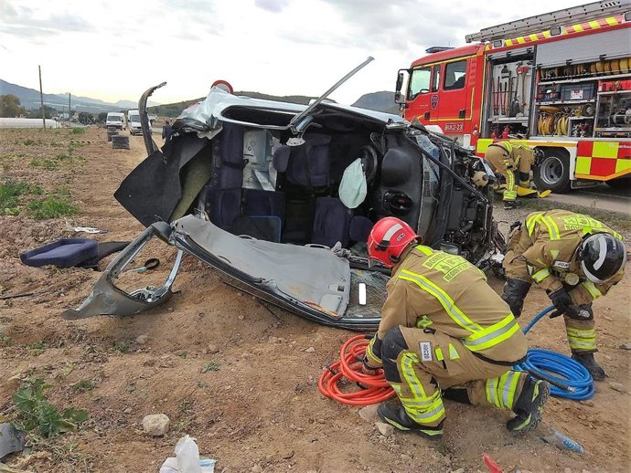 Servicios de emergencia rescatan y trasladan al hospital al conductor de un turismo accidentado en la carretera Purias-Pulpí