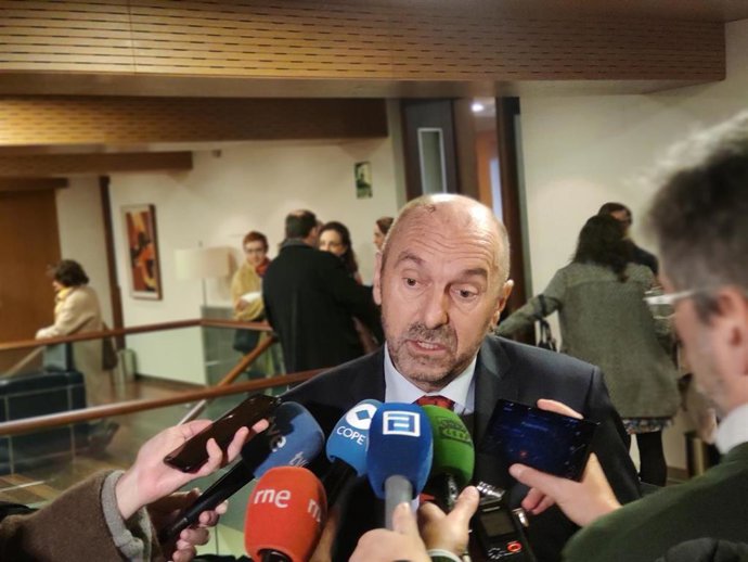 El vicepresidente del Principado, Juan Cofiño, atiende a los medios.