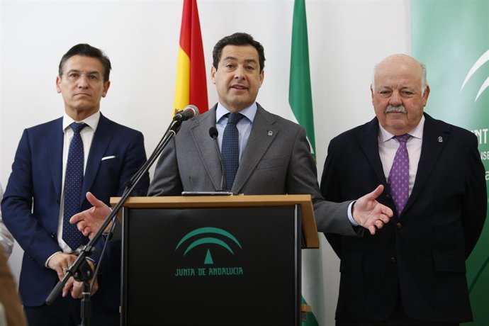 El presidente de la Junta de Andalucía, Juanma Moreno, en el acto de inauguración de el centro de salud Bola de Oro en Granada a 10 de enero de 2020
