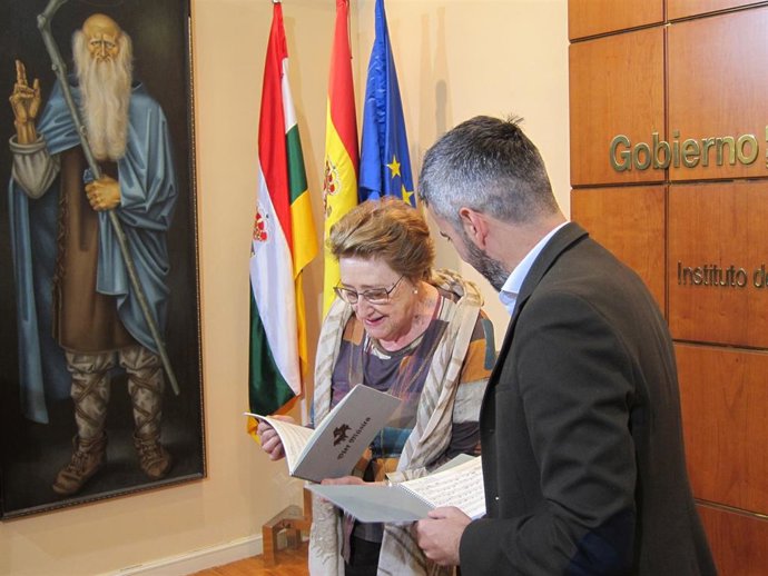 El director general de Cultura, Diego Iturriaga, entrega a María Teresa Hernández tres facsímiles con parte de la obra de su marido, Eliseo Pinedo