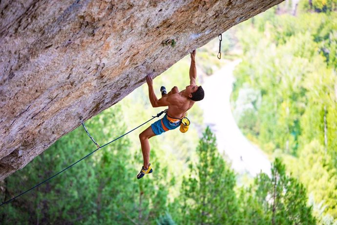 Alberto Ginés renueva por tres años más con La Sportiva