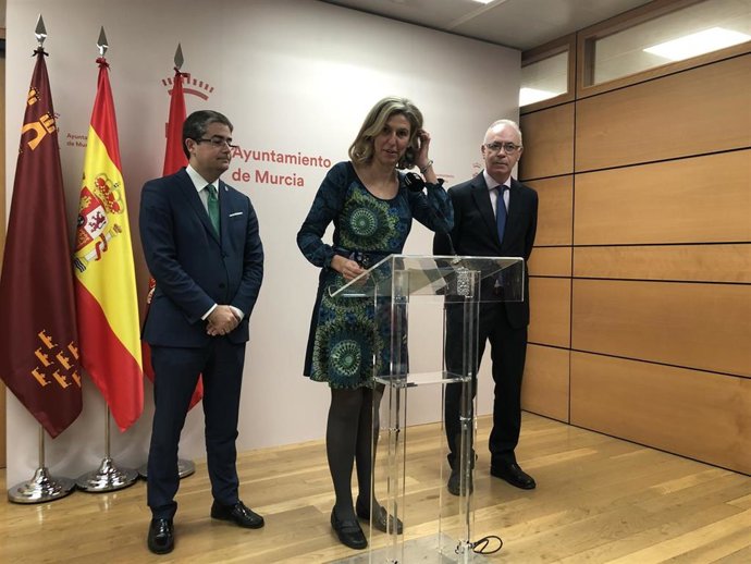 La concejal de Agenda Urbana y Gobierno Abierto de Murcia, Mercedes Bernabé, junto a Jesús Pacheco y Antonio Navarro