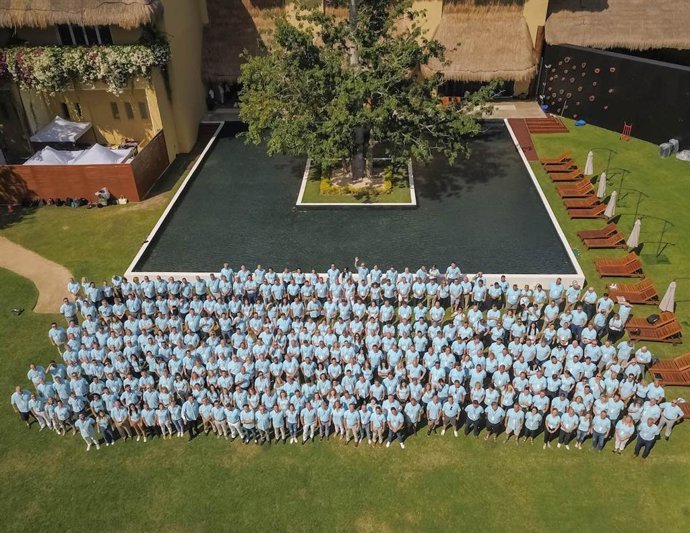 Foto familia de la XXII edición de la convención 'C100'