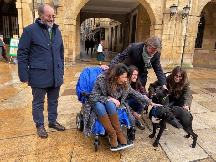 Pedro Quirós, Yolanda Vidal y  José Ramón Prado junto a personal del Albergue de Animales y los perros Goyo y Violeta.
