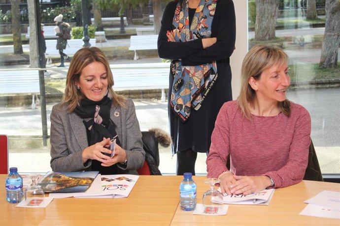 Estrella Torrecilla y la concejal de Turismo del Ayuntamiento de Soria, Yolanda Santos, en la reunión para avanzar en la marca de Turismo de Congresos
