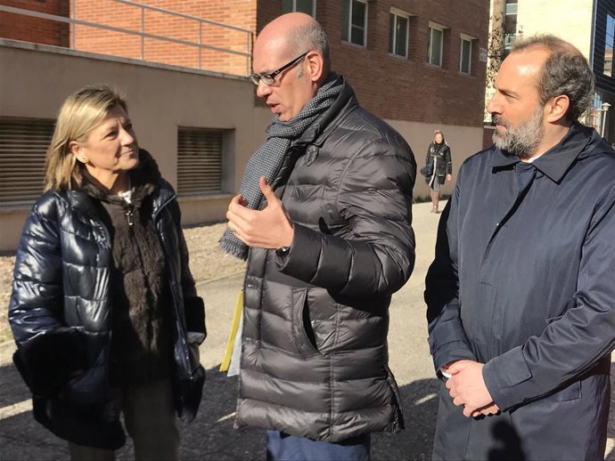 La consejera municipal de Infraestructuras, Patricia Cavero, conversa con los técnicos municipales.