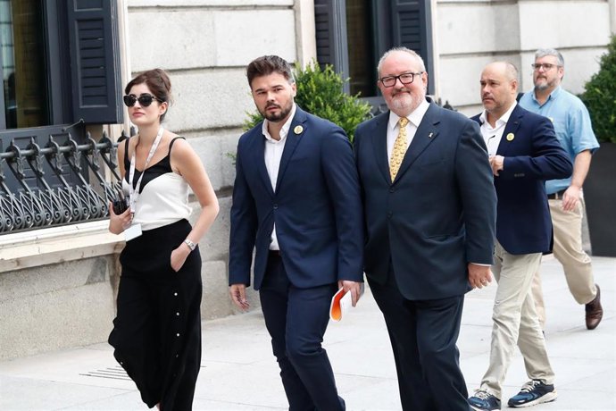 Los diputados de ERC Gabriel Rufián (i)  y Joan Capdevila (d) en el Congreso de los Diputados