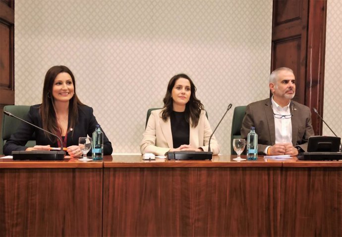 Lorena Roldán, Inés Arrimadas i Carlos Carrizosa (Cs) en una reunió al Parlament.