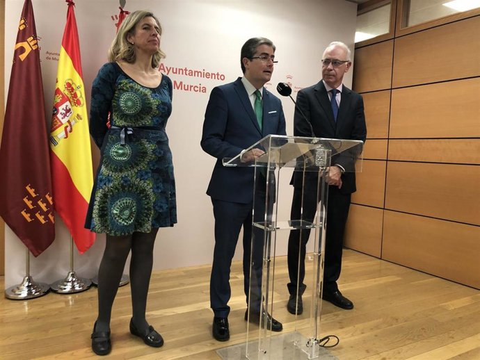 El concejal de Cultura y Recuperación del Patrimonio, Jesús Pacheco, en el centro junto a los ediles Mercedes Bernabé y Antonio Navarro