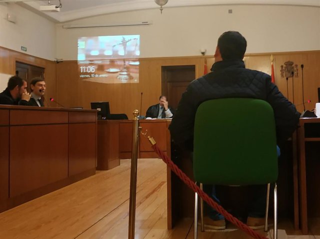 El testigo que se autoinculpa, en primer plano, y a su izquierda el acusado y su abogado.