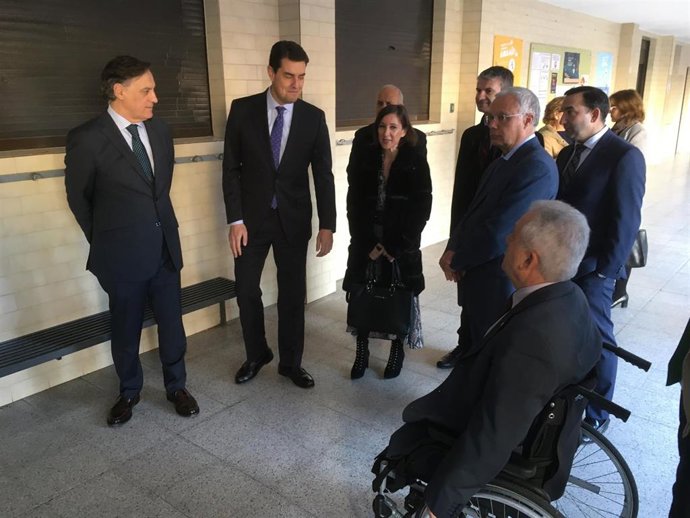 Ángel Ibáñez, segundo por la izquierda, este viernes en Salamanca.