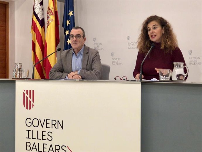 La portavoz del Govern, Pilar Costa, en rueda de prensa con el vicepresidente, Juan Pedro Yllanes.