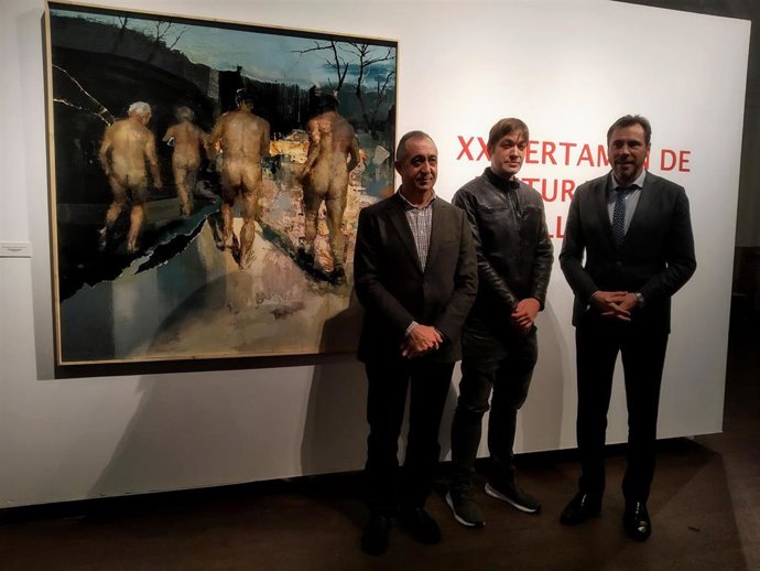 El presidente de Acor, Justino Medrado; el ganador del XX certamen de pintura Acor, Javier Riaño, y el alcalde de Valladolid, Óscar Puente.