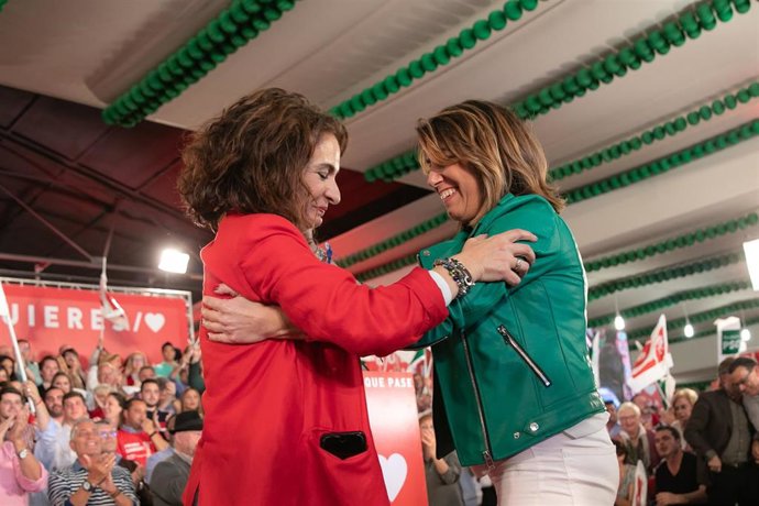 La secretaria general del PSOE-A, Susana Díaz, junto a la ministra de Hacienda, María Jesús Montero, en una foto de archivo