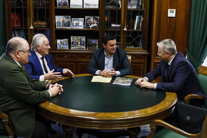 El presidente de la Diputación de Almería recibe al compositor Yuri Chugúyev