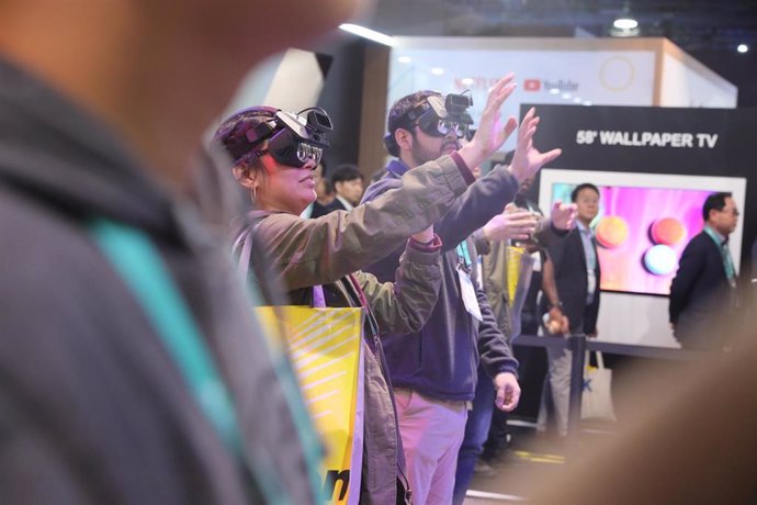 Asistentes al CES 2020 prueban una gafas de Realidad Virtual.
