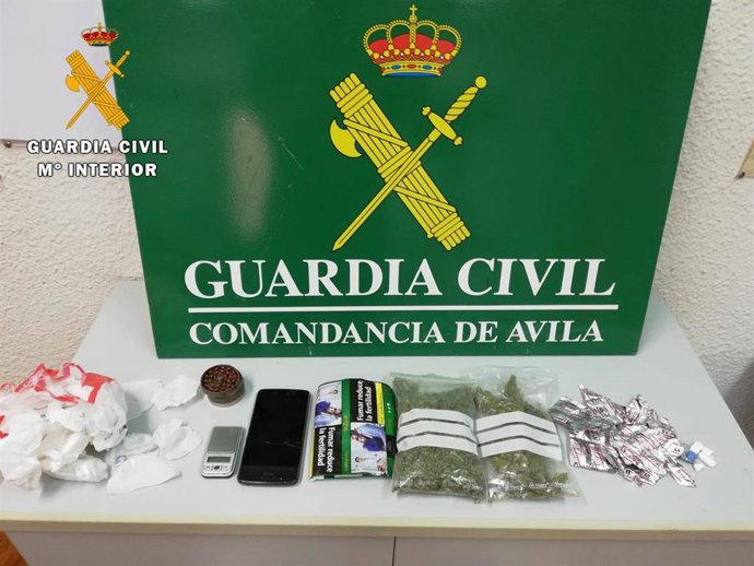 Drogas y útiles incautados en Arenas de San Pedro (Ávila).