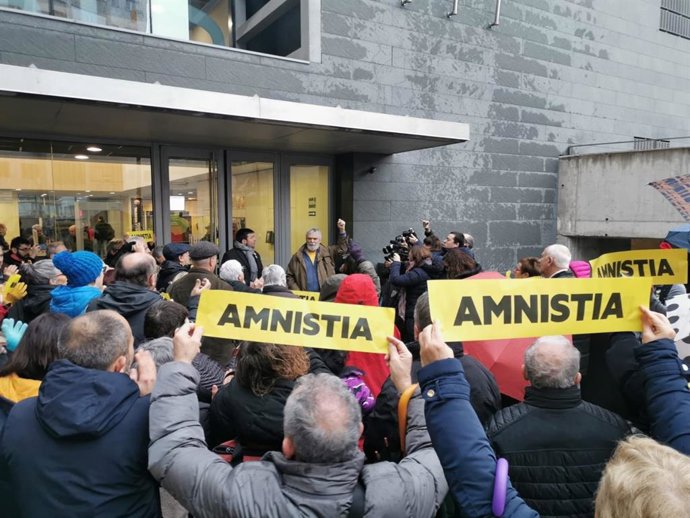 El padre de Oriol Junqueras (ERC), Artur Junqueras, al presentar el escrito de 'habeas corpus' en los juzgados de Manresa (Barcelona).