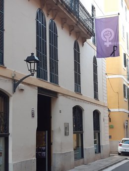 Crespón negro en la fachada del Centro Social Flassaders por la muerte de una mujer víctima de violencia de género.